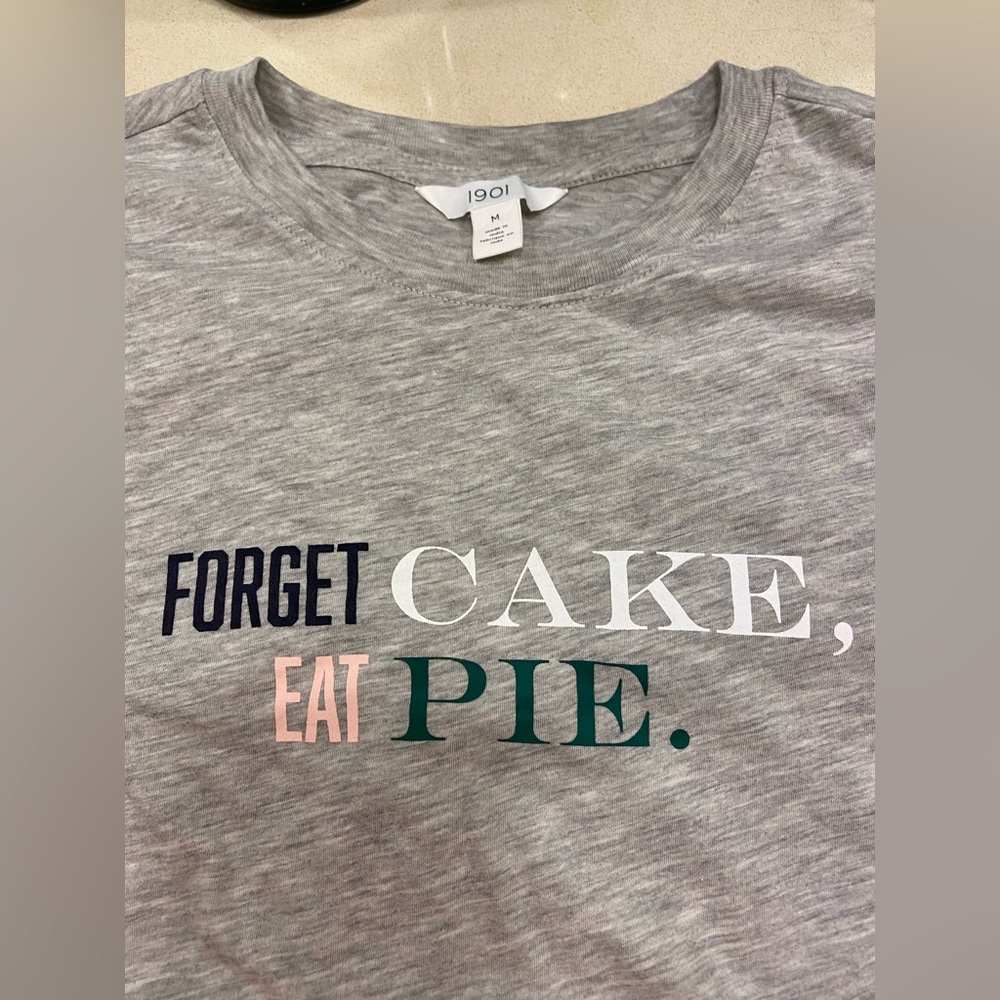 1901 heather grey graphic tshirt size Medium
